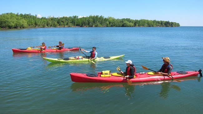 Different between kayak and canoe